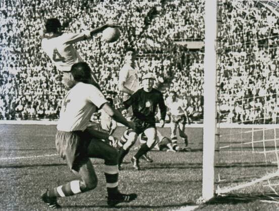 1962 World Cup Final Brazil v Czechoslovakia Brazil s Zito (No. 4) heads the ball past Czechslovakia s Ladislav Novak (No. 4 foreground) and goalkeeper Viliam Schrojf to put Brazil one goal ahead in the 67th minute of the World Cup soccer match at the National Staduim in Santiago. 18th June 1962.,  UnitedArchives00433410