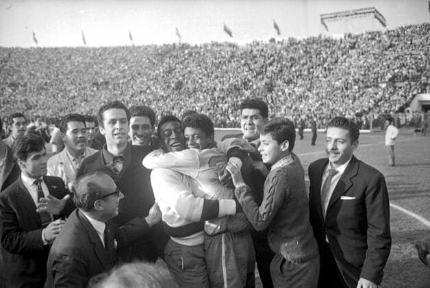1962 World Cup Final Brazil v Czechoslovakia Brazilian soccer star Pele (left), unable to play in the World Cup final because of injuries sustained in an earlier tie, hugs his replacement Amarildo after Brazils 3-1 victory over Czechoslovakia in Santiago. 18th June 1962 , Fußball, Tor, Spieler, Fußballspieler, Fußballspiel, Spiel  UnitedArchives00433428