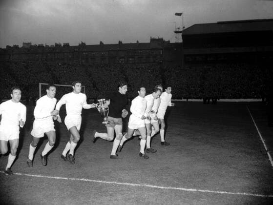 The Real Madrid football team run round the pitch clutching the European Cup, after they had beaten Eintracht Frankfurt in the final 7-3 at Hampden Park, Glasgow, Scotland. 18th May 1960.  UnitedArchives00452646
