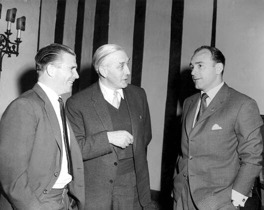 Fußball, Trainerhistorie Crystal Palace von 1905 bis heute Mr Arthur Rowe (centre) manager of Crystal Palace with two of Real Madrid s football stars Ferenc Puskas (left) and Alfredo Di Stefano (right), at the reception of the Park Lane Hotel. Real Madrid will play Crystal Palace in a friendly match at Selhurst Park. 16th April 1962.  UnitedArchives00471511