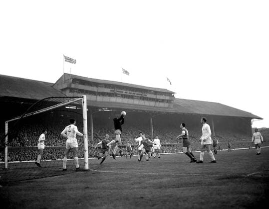 Real Madrid v Eintracht Frankfurt Real Madrid goalkeeper Dominguez jumps up to make a save during an Eintracht Frankfurt attack in the final of the European Cup at Hampden Park. 18th May 1960.  UnitedArchives00506791