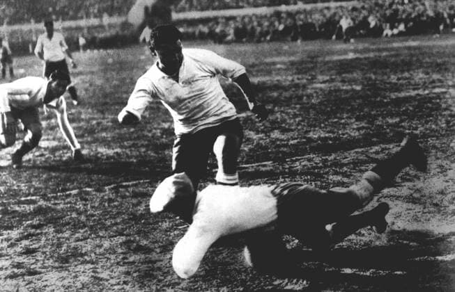 Goalkeeper Juan Botasso (ARG) vs Hector Castro (URU) - Final 1930 World Cup  UnitedArchives00506991
