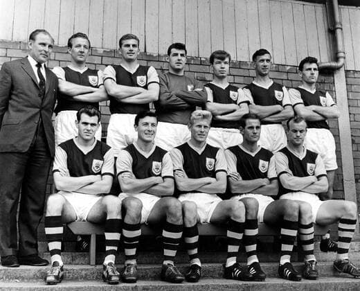 Fußball, Trainerhistorie FC Burnley von 1896 bis heute Burnley Football Team. (back row) Harry Potts (manager); T. Cummings; B. Miller; A. Blacklaw; A. Elder; J. Adamson; J. Angus. (front l-r) J. Connelly; J. McIlroy; R. Pointer; J. Robson; G. Harris August 1962  UnitedArchives00597486