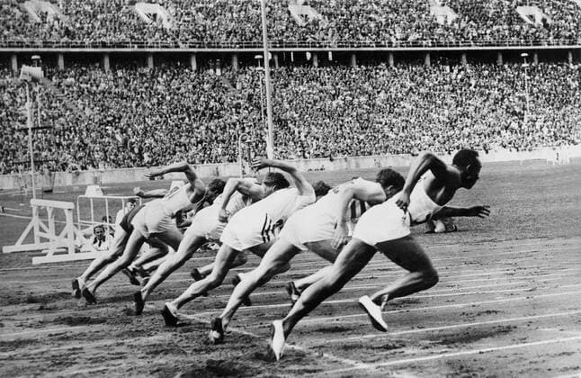Jesse Owens in the 100m event at the 1936 Olympics Games in Berlin., Olympia, Olympiade, Olympische Spiele  UnitedArchives00598289