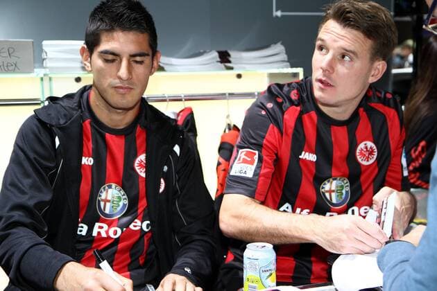 17.09.2013, Frankfurt am Main, Messehalle, Ausstellungsstand Alfa Romeo, Fiat, Abarth und Lancia Eintracht Frankfurt Talkrunde und Autogrammstunde auf der IAA Carlos Zambrano und Alexander Meier (Eintracht Frankfurt) beim Autogramme schreiben