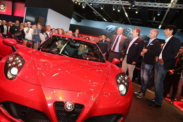 17.09.2013, xjfx, Fussball, 1.Bundesliga, Eintracht Frankfurt besucht IAA Stand Alfa Romeo, v.l. Kevin Trapp (Eintracht Frankfurt), Präsident Peter Fischer (Eintracht Frankfurt), Eric Laforge (Fiat Chef Deutschland), Heribert Bruchhagen (Vorstandsvorsitzender der Eintracht Frankfurt Fussball AG), Trainer Armin Veh (Eintracht Frankfurt), Manager Bruno Hübner (Eintracht Frankfurt)