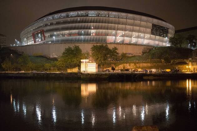 BILBA0, Spanien: Beleuchtetes San Mames Stadion (Athletic Bilbao) 