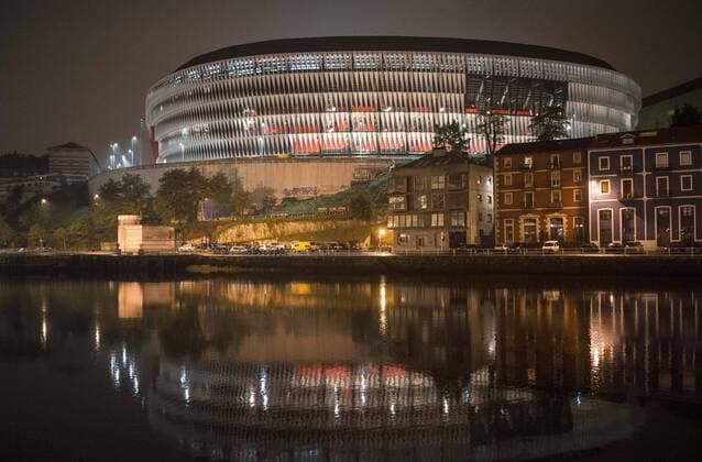 BILBA0, Spanien: Beleuchtetes San Mames Stadion (Athletic Bilbao) 