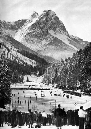On the Riessersee near Garmisch-Partenkirchen, Ice hockey players compete in the ice - sports events that for the Olympic Winter meeting set against wonderful winter landscape in the background for the numerous spectators . Â  UnitedArchives00797756