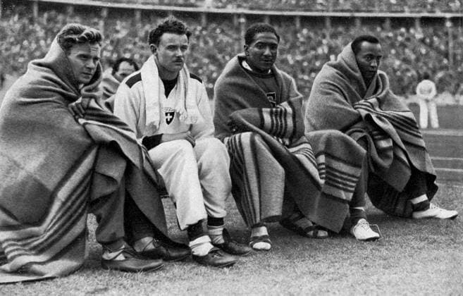 1936 Olympics, Berlin - The best Sprinters of the world before the start; (from left: Franc Wykoff (the USA), Paul Hanni (Switzerland), Ralph Metcalfe (the USA), Jesse Owens (the USA). (Die besten Sprinter der Welt vor dem Start; (von links: Frank Wykoff (USA), Paul Hanni (Schweiz), Ralph Metcalfe (USA), Jesse Owens (USA).) Â  UnitedArchives00835141