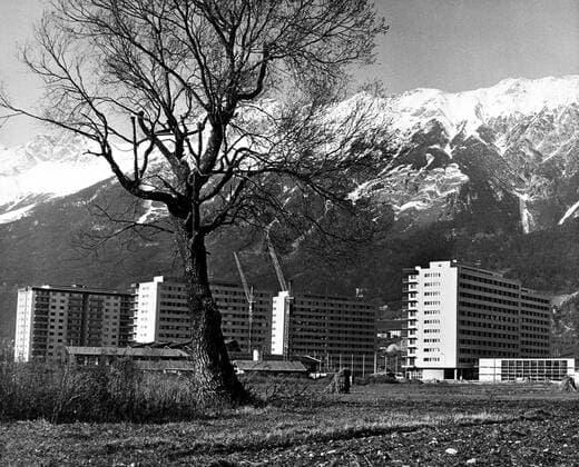 Olympia, Historie, Olympische Winterspiele 1964 in Innsbruck Innsbruck, Austria : A general view of the Olympic Village in Innsbruck , pictured against a background of the North - Chain Mountains of the Alps . The village will be opened for the athletes of 33 nations taking part in the Winter Olympics on 15 th January , 1964 . The Olympics will commence on 29th January . There are a total of 1013 rooms in the modern apartment houses , with kitchens and dining halls on the ground floor . 20th November 1963, Österreich, Vereinte Nationen, UN  UnitedArchives00866461