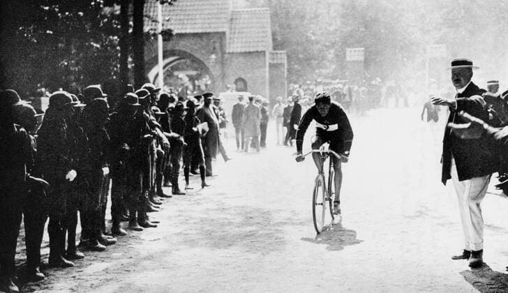 Cycle Road Race showing winner Rudolph Lewis of South Africa the Olympic Games Stockholm 1912, Olympia, Olympiade, Olympische Spiele, Südafrika  UnitedArchives00868799