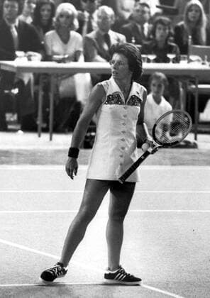 Billie Jean King s dress in 1973 was in mint green polyester knit, with sky blue collar and horizontal band in royal blue, with rhinestones and green sequins. During her career, she won 12 Grand Slam singles titles, 14 Grand Slam women s doubles titles, and 11 Grand Slam mixed doubles titles. She is generally considered to be one of the greatest tennis players and female athletes in history. The Encyclopedia of Tennis page 241. Local Caption , Mode, 1970er, 70er Jahre, 1970er, 70er Jahre UnitedArchives00901002