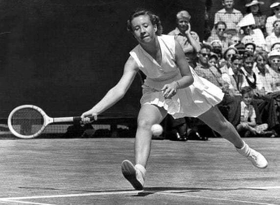 Maureen Connolly ( Little Mo ) at Wimbledon in 1952.  UnitedArchives00905567