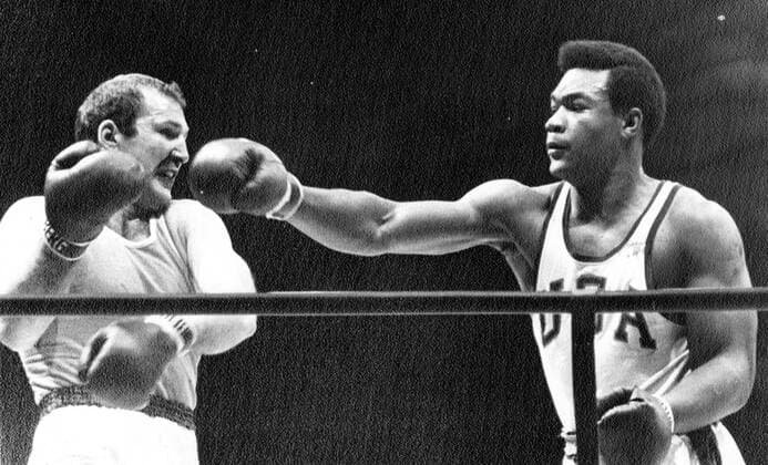 Mexico City Olympics 1968: George Foreman (r) of the USA lands a right hook on the chin of Russia s Iones Chepulis to win the gold medal. , Olympia, Olympiade, Olympische Spiele  UnitedArchives00907487