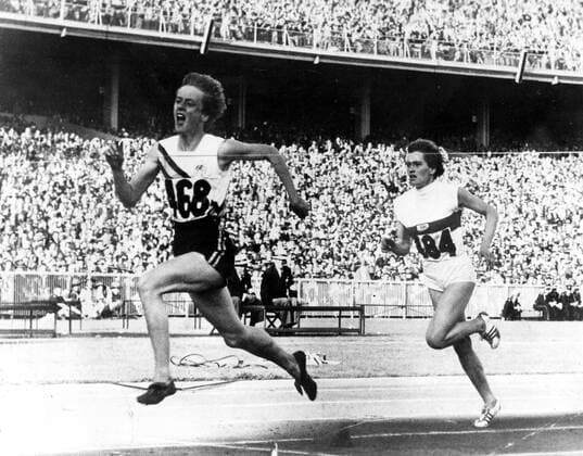 Aus., Melbourne, Olympics, 1956: Betty Cuthbert (Australia) at the finish of the women s 200m final, ahead of Christa Stubnik (Germany)., Olympia, Olympiade, Olympische Spiele  UnitedArchives00908125