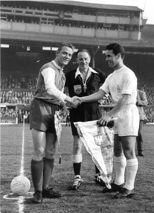 Real Madrid v Eintracht Frankfurt Pfaff of Eintracht Frankfurt (left) and Zarraga of Real Madrid (right) shake hands and exchange pennants, watched by referee J.A. Mowat of Ruthergien, before the start of the European Cup final at Hampden Park. 18th May 1960.  UnitedArchives00926059