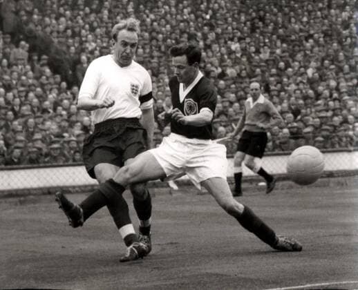 England v Scotland England captain Billy Wright (white shirt), playing in his 100th international soccer match, wins a duel for the ball with Scotland s outside-right Graham Leggat at Wembley this afternoon (Saterday). 11th April 1959, Fußball, Tor, Spieler, Fußballspieler, Fußballspiel, Spiel  UnitedArchives00926121