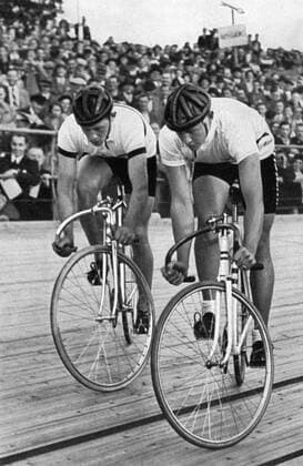 1936 Olympics, Berlin - Olympic winners Toni Merkens and the American Sellinger starting for the elimination run of the 1000 metre cycle race. (Olympiasieger Toni Merkens und der Amerikaner Sellinger beim Start zum Ausscheidungslauf des 1000-Meter-Malfahrens.) Â  UnitedArchives00927263
