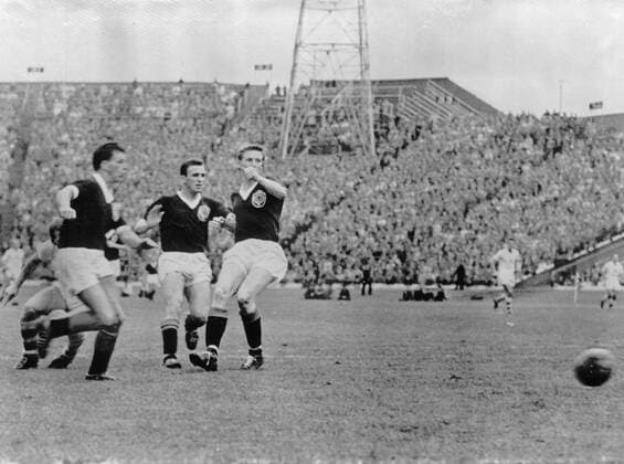 Glasgow: Czechoslovakia s Sherer (mostly hidden) scores the second Czech goal during their World Cup Soccer match against Scotland here last night (26th). Scottish players left to right are: Caldow, Crerand and McNeill. Scotland won 3-2. 27 September 1961, Fußball, Tor, Spieler, Fußballspieler, Fußballspiel, Spiel  UnitedArchives00928629