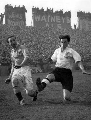 (l) Stanley Matthews, the Blackpool and England winger intercepts Freeman of Fulham in an exciting sixth round FA Cup match at Craven Cottage. 28th February 1948  UnitedArchives00934575