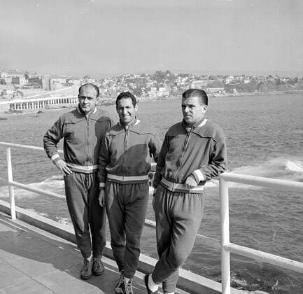 Vina Del Mar, Chile: Three of the principal footballers in European soccer today sun themselves on the promenade at Vina Bell Mar, Chile. Left to right, they are Alfredo Di Stefano; Francisco Gento, and Ferenc Puskas, all members of the Spanish National Football Team now in training for the opeening of the World Cup Soccer Tournament. 27 May 1962, Fußball, Tor, Spieler, Fußballspieler, Fußballspiel, Spiel  UnitedArchives00940185