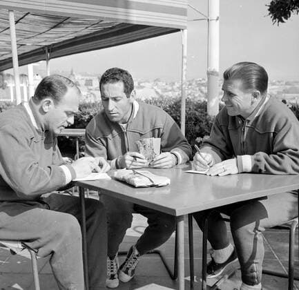 Vina Del Mar, Chile: Three members of the Spanish National Football Team pictured on the Veranda of the hotel here as they wrote picture postcards to their relations and Friends at home. Left to right, they are Alfredo Di Stefano; Francisco Gento, and Ferenc Puskas, The team are in Chile to take part in the World Cup Soccer Championships. 27 May 1962, Fußball, Tor, Spieler, Fußballspieler, Fußballspiel, Spiel  UnitedArchives00940190
