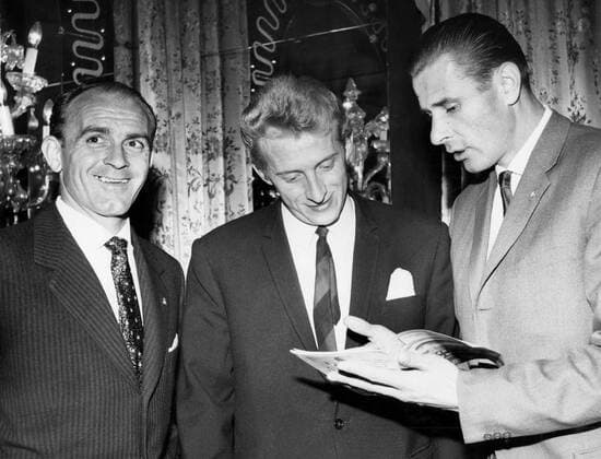 A dinner was held this evening for the World Footballer team at the Cafe Royale. Photo shows: Alfredo Di Stefano, Denis Law and Lev Yashin, the Russian goalkeeper, at the dinner this evening. 23rd October 1963  UnitedArchives01004050