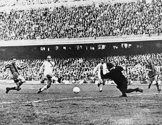 Barcelona v Real Madrid Alfredo Di Stefano scores his first goal for his team, when Real Madrid beat Barcelona 5-3 in a Spanish League match eleven days after Barcelona had defeated Real in the European Cup. 7th December 1960  UnitedArchives01004054