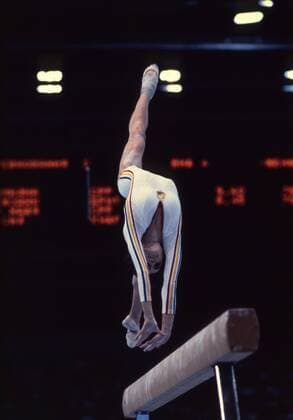 Moscow Olympic Games Nadia Comaneci from Romania during team competition optional exercise at beam; she scored 9.90 23 July 1980, Sport, Sportlerin, Rumänien, turnen, Turnerin, 1980er, 80er Jahre, Olympia, Olympiade, Olympische Spiele, Gymnastik, Turnen, Turner, Riege, Turnerin, Gymnast, Gymnastin  UnitedArchives01025844
