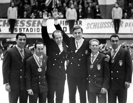 Olympia, Historie, Olympische Winterspiele 1964 in Innsbruck 1964 Winter Olympic Games - Innsbruck, Austria Britain s gold medal winners at the ninth Winter Olympic Games, Tony Nash (left) the pilot, and Robin Dixon, pictured after winning the first two runs in the two-man bob at Igls, near Innsbruck, 31st January. On Saturday the British pair won the second two runs to become Britain s first Winter Olympic Gold Medal winners since Jeanette Altwegg won the women s figure skating in 1952. The total time Nash and Dixon took for their four runs over the 1,506 metre course was four minutes 21.9 seconds. - 1 February 1964 - Â  UnitedArchives01026119