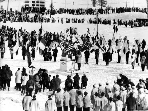 Olympia, Historie, Olympische Winterspiele 1960 in Squaw Valley 1960 Winter Olympic Games - Squaw Valley, California, USA The eighth Winter Olympic Games formally opened at Squaw Valley in California in which 850 competitors representing many countries competed. Picture shows a view of the opening ceremony as American Carol Heiss, world champion figure skater, took the Olympic Oath on behalf of all the athletes. The rostrum was surrounded by flag bearers carrying the Olympic Emblem and the colours of competing nations. - 18 February 1960. - Â  UnitedArchives01026130