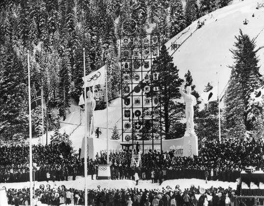 Olympia, Historie, Olympische Winterspiele 1960 in Squaw Valley 1960 Winter Olympic Games - Squaw Valley, California, USA The eighth Winter Olympic Games opened at Squaw Valley in California in which 850 competitors from 21 countries took part. Picture shows the Athletes assembled in front of the Tower of the Nations round their respective flags in readiness for the opening ceremony. 18 February 1960 - Â  UnitedArchives01026131