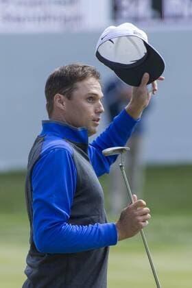 Sept. 16, 2013 - Lake Forest, IL, United States of America - Sept. 16, 2013: Lake Forest, Illinois, U.S. - Nick Watney acknowledges the crowd after putting on the 18th hole during the fourth round of the BMW Championship, FedEx Cup playoffs held at the Conway Farms Golf Club in Lake Forest, Illinois. PGA Golf Herren 2013: BMW Championship SEP 16 - ZUMAc04