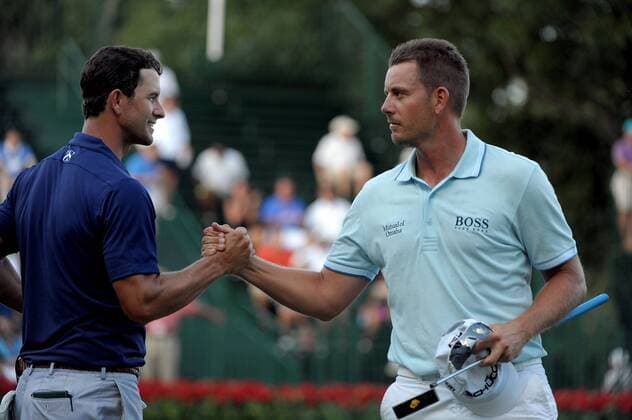 Adam Scott (L) and tournament leader Henrik Stenson congratulate each other after putting out on 18 during the second round of the PGA Golf Herren Tour Championship on September 20, 2013 at East Lake Golf Club in Atlanta. Stenson held his lead, posting a 4-under par 66 for a 10 under par total, four strokes ahead of Scott.  AJP2013092025