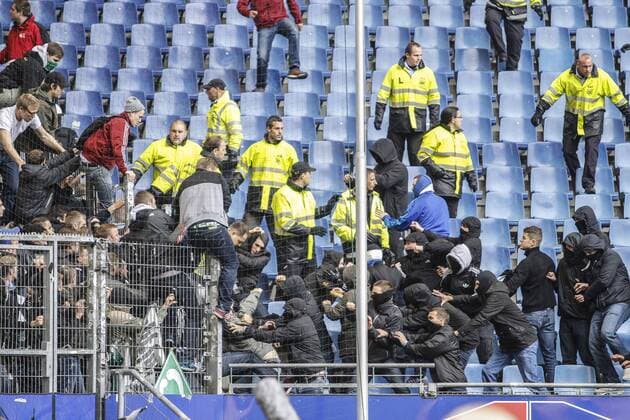 Deutschland,Hamburg, Imtech Arena, Fussball, 1. Bundesliga, Saison 2013 2014 , Hamburger SV - SV Werder Bremen, Zwischen Fans des HSV und Werder Bremen kam es vor Spielbeginn zu Ausschreitungen