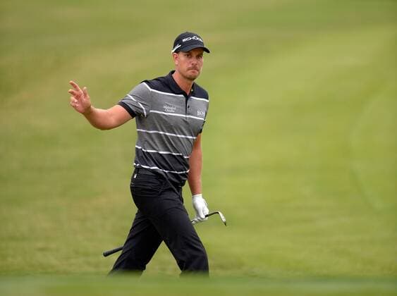 Henrik Stenson acknowledges the gallery after chipping to hole nine during the third round of the PGA Golf Herren Tour Championship on September 21, 2013 at East Lake Golf Club in Atlanta. Stenson began the day at 10 under par and posted three more birdies on the front nine.  AJP2013092109