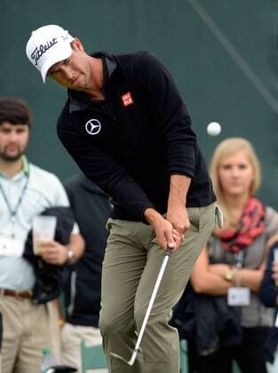 Adam Scott chips to hole eight during the third round of the PGA Golf Herren Tour Championship on September 21, 2013 at East Lake Golf Club in Atlanta. Scott was 5 over through the front nine.  AJP2013092115