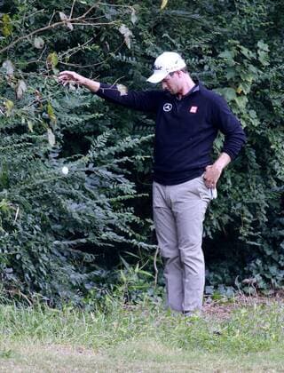 September 21, 2013: Adam Scott drops his ball during third round play of the TOUR Championship by Coca-Cola at the East Lake Golf Club in Atlanta, GA. GOLF: SEP 21 PGA Golf Herren - TOUR Championship by Coca-Cola - Third Round Icon20148835 EDITORIAL USE ONLY
