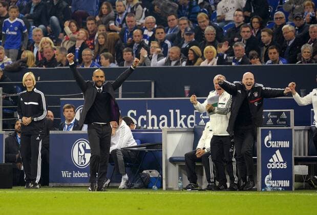 21.09.2013, Fussball 1.Bundesliga 2013 2014, 6.Spieltag, FC Schalke 04 gegen FC Bayern München, in der Veltins-Arena in Gelsenkirchen. v.li: Trainer Pep Guardiola (Bayern München), Co-Trainer Hermann Gerland und Sportdirektor Matthias Sammer (Bayern München) jubeln.