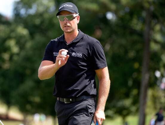 Henrik Stenson acknowledges the gallery after saving par on No. 1 during the final round of the PGA Golf Herren Tour Championship on September 22, 2013 at East Lake Golf Club in Atlanta. Stinson began the round at 11-under and was in a good position to become the FedEx Cup playoff winner and receive a $10 million payout bonus.  AJP2013092212