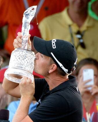 Tournament winner Henrik Stenson kisses the trophy after the final round of the PGA Golf Herren Tour Championship on September 22, 2013 at East Lake Golf Club in Atlanta. Henrik Stenson won the tournament over with a 13-under par and also brought home the FedEx Cup for a $10 million payout bonus.  AJP2013092232
