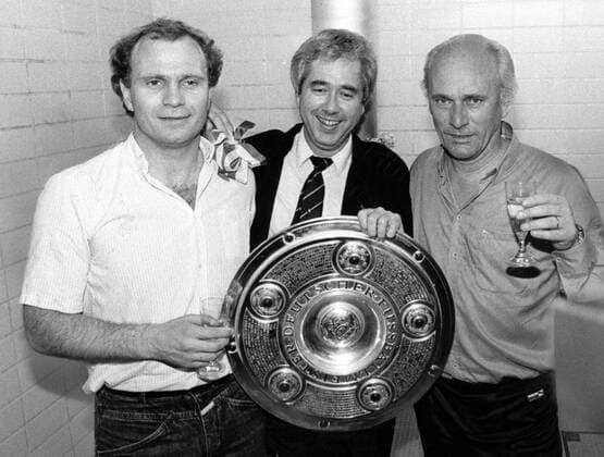 Fußball, FC Bayern München, Deutscher Meister 1987 Der FC Bayern München feiert die deutsche Meisterschaft 1986 1987, v.li.: Manager Uli Hoeneß, Präsident Fritz Scherer, Udo Lattek