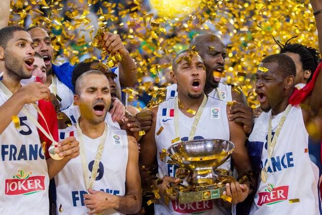 EuroBasket 2022, Historie, Die besten Spieler Europas 22.09.2013, SRC Stozice, Ljublijana, SLO, Eurobasket EM 2013, Frankreich vs Litauen, Finale, im Bild Nicolas Batum 5 of France, Tony Parker 9 of France, Boris Diaw 13 of France, Charles Kahudi 8 of France celebrate as European Champions 2013 after they won during the Eurobasket EM 2013 final match between Frankreich and Lithuania at the SRC Stozice in Ljubljana, Slowenia on 2013 09 22.