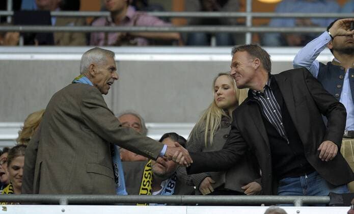 24.09.2013, Fussball DFB-Pokal: TSV 1860 München - Borussia Dortmund, Allianz-Arena München, v.l. Dieter Schneider (1860) und Geschäftsführer Hans-Joachim Watzke (Dortmund) begrüßen sich
