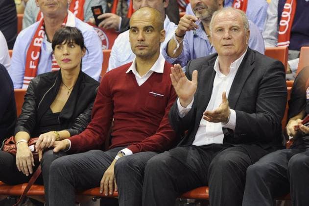 Pep (Josep) GUARDIOLA (Trainer FCB) mit seiner Ehefrau Cristina (li),Uli Hoeneß (Präsident Bayern München) als Zuschauer, Basketball 1. Bundesliga,Basketball ,Testspiel FC Bayern München-FC Barcelona am 26.09.2013.