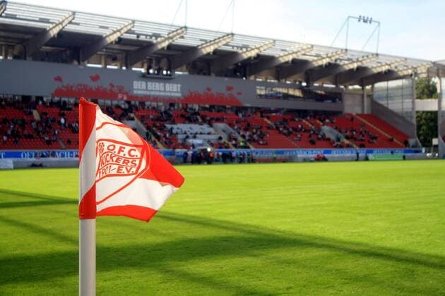 Fußball, Stadiongeschichte Kickers Offenbach Regionalliga Südwest, Kickers Offenbach , Saison 2013 2014: Haupttribüne und Eckfahne mit OFC Vereinsemblem