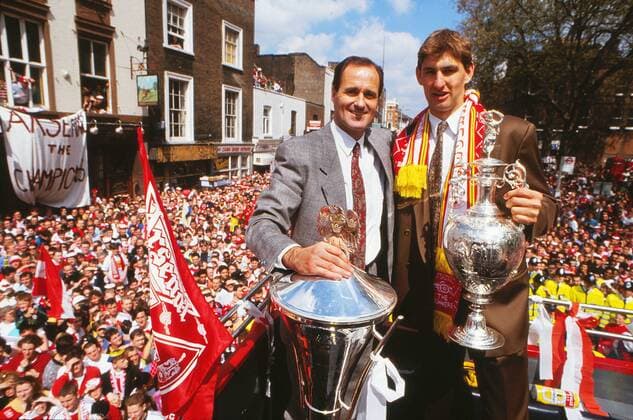 Fußball, Trainerhistorie, FC Arsenal Football - 1990 1991 season Arsenal manager George Graham, left, with his Barclays Manager Of The Year award trophy, and captain Tony Adams, with the Football League Championship Trophy, during the open-top bus parade to celebrate the side s league title. 12 05 1991 