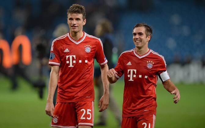FUSSBALL CHAMPIONS LEAGUE SAISON 2013 2014 VORRUNDE Manchester City - FC Bayern Muenchen 02.10.2013 Thomas Mueller und Philipp Lahm (v.l., beide FC Bayern Muenchen) freuen sich nach dem Abpfiff 