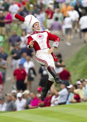 03 October 2013: The Ohio State Marching Band University drum major marching up the hole 1 during the day one of The Presidents Cup at Muirfield Village GC in Dublin, Ohio GOLF: OCT 03 PGA Golf Herren - The Presidents Cup - Day One Icon131003007 EDITORIAL USE ONLY
